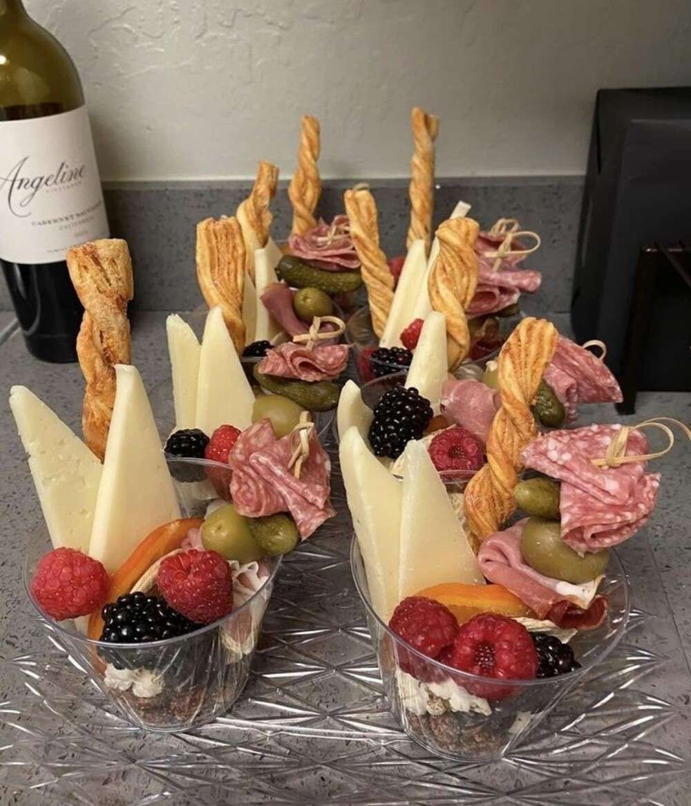 Verrines apéritives de charcuterie et fromage joliment décorées pour une soirée festive.