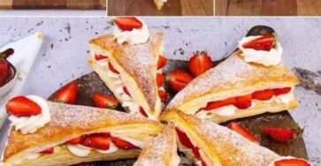 Triangles de pâte feuilletée aux fraises, garnis de crème mascarpone et décorés de fraises fraîches et pistaches.