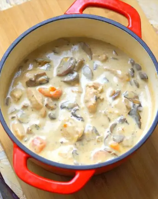 Blanquette de poulet crémeuse servie avec du riz et décorée de persil frais