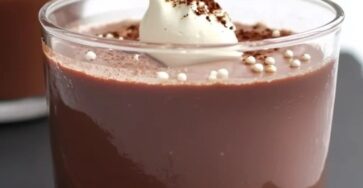 Verrines de panna cotta au chocolat garnies de crème fouettée légère