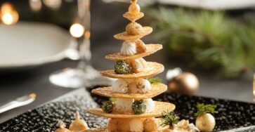 Arbre de Noël en Mille-Feuille de Parmesan et Fromage Frais décoré de boules de fromage.