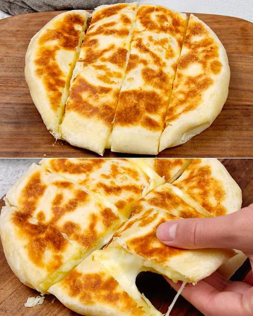 Focaccia au fromage dorée cuite dans une poêle