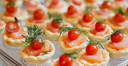 Tartelettes au saumon fumé, tomates cerises et aneth, présentation festive pour les fêtes.