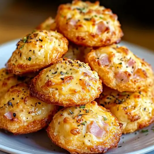 Cookies salés au parmesan et jambon, croustillants et délicieux, prêts pour l'apéritif.