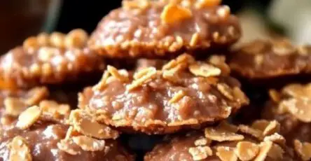 Roses des sables au chocolat noir et cornflakes, servies sur une assiette blanche.