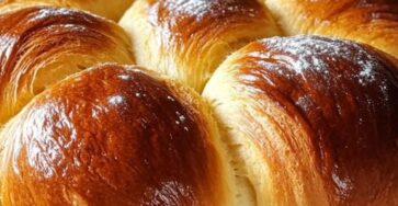 Brioche dorée et moelleuse, fraîchement sortie du four, prête à être dégustée