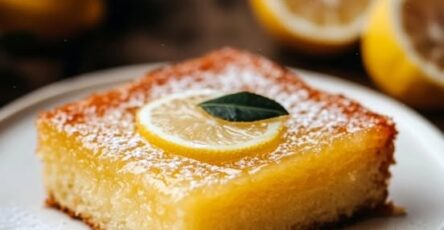 Gâteau moelleux au citron, doré et parfumé, prêt à être dégusté.