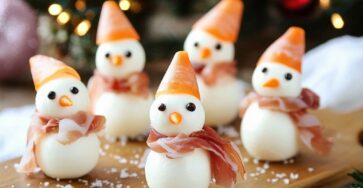 Bonhommes de neige en mozzarella et jambon cru avec décorations festives.