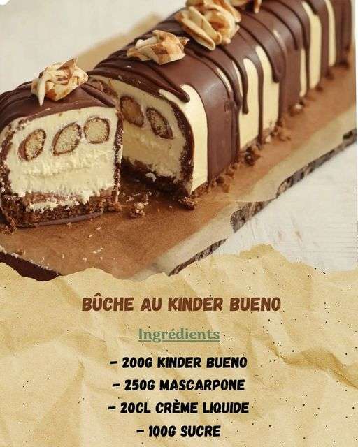 Une Bûche au Kinder Bueno garnie de crème onctueuse et décorée de morceaux de Kinder Bueno.