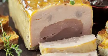 Terrine de foie gras maison, élégante et prête à être servie avec des croûtons dorés.