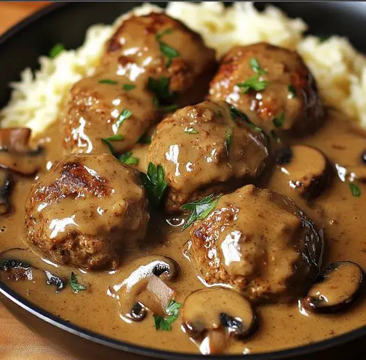 Boulettes de Viande avec Sauce Crémeuse aux Champignons