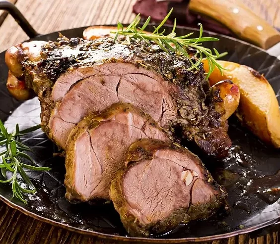 Gigot d’agneau doré, parfumé aux herbes de Provence, servi avec sa sauce à l’ail