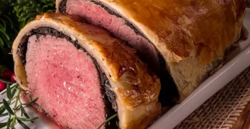 Filet de bœuf en croûte avec foie gras, doré et tranché, accompagné d'une sauce madère