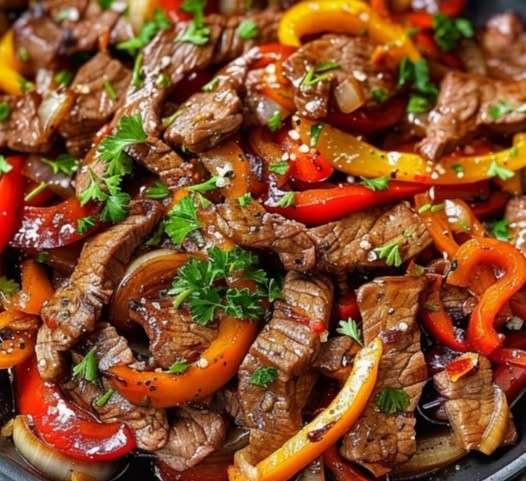 Sauté de lanières de bœuf avec oignons et poivrons colorés