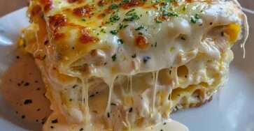 Plat de lasagnes au poulet et sauce blanche gratinées avec une croûte dorée et fromage fondu.