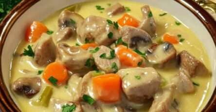 Plat de blanquette de veau à l’ancienne servi avec du riz et des légumes