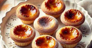 Pastéis de nata dorés et croustillants fraîchement sortis du four