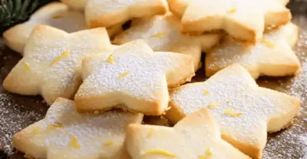 Biscuits citronnés magiques pour Noël avec une présentation festive