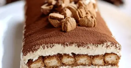 Bûche tiramisu aux spéculoos avec cacao et décoration élégante