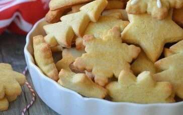 Assortiment de biscuits sablés fondants au beurre en forme d’étoiles et de cœurs, décorés pour Noël