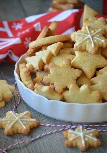 Assortiment de biscuits sablés fondants au beurre en forme d’étoiles et de cœurs, décorés pour Noël