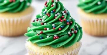 Cupcakes en forme de sapins de Noël avec glaçage vert et paillettes