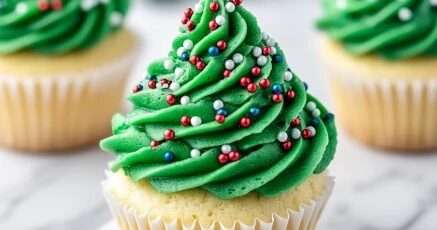 Cupcakes en forme de sapins de Noël avec glaçage vert et paillettes