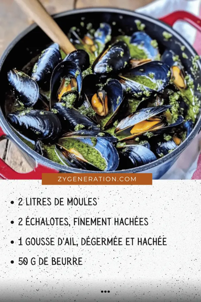 Moules au pesto servies dans un plat creux, accompagnées de pain grillé