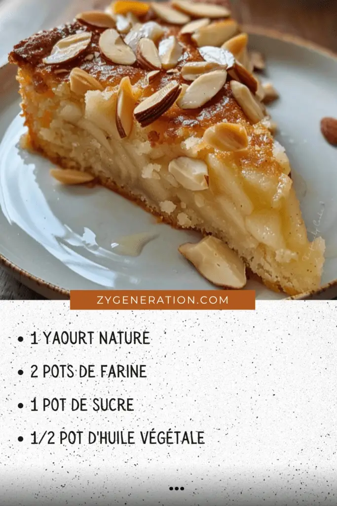 Gâteau au yaourt doré, garni d’amandes effilées et de morceaux de poires, servi sur une assiette avec une tasse de thé.