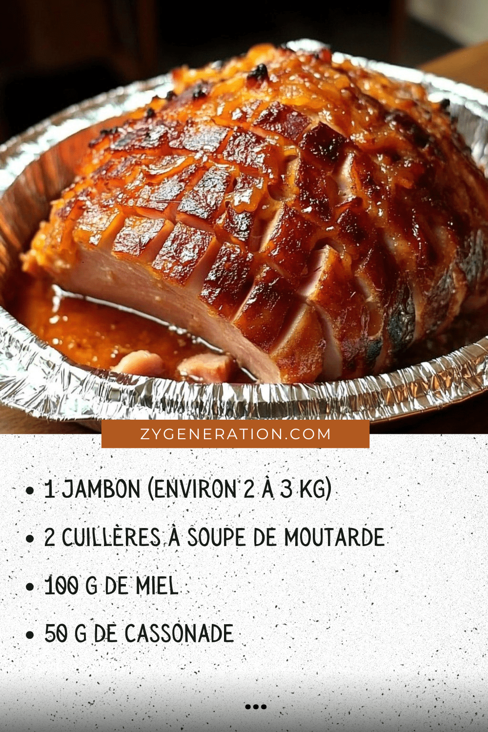 Jambon rôti glacé au miel et à l’ananas, joliment présenté sur un plat avec des tranches d’ananas grillées et des légumes rôtis, parfait pour un repas festif.