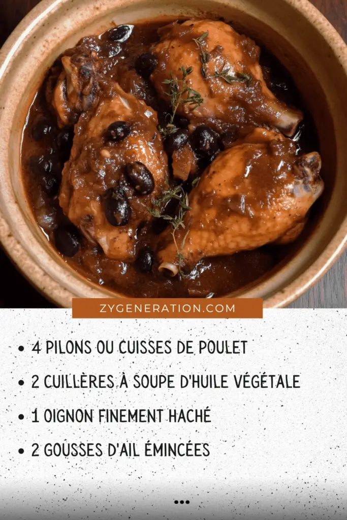 Plat de poulet aux pruneaux en sauce, nappé d’une sauce onctueuse et décoré de brins de thym, servi dans une cocotte rustique avec des accompagnements.