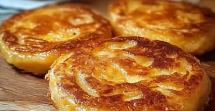 Galettes de pommes de terre dorées et croustillantes servies avec persil frais.