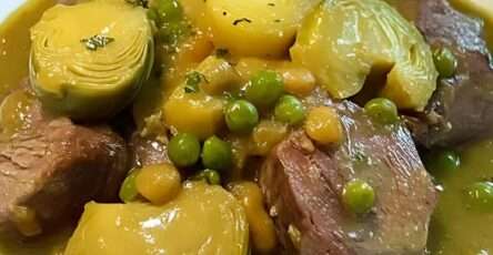 Ragoût de veau aux petits pois et cœurs d'artichaut dans une cocotte