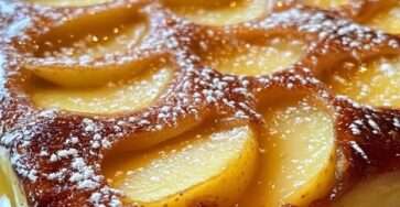 Flan alsacien aux pommes doré dans un moule avec pommes caramélisées