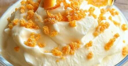 Verrines de mousse à l'orange et mascarpone garnies de zestes d'orange