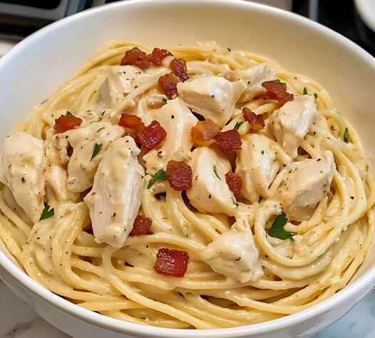 Assiette de carbonara au poulet avec pancetta croustillante et parmesan frais