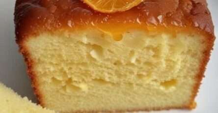 Un cake à l’orange doré, imbibé de sirop et garni de zestes d’orange et de sucre glace.