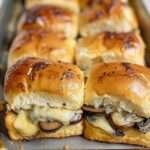 Plateau de mini-sliders végétariens au fromage et champignons, garnis de beurre et de parmesan