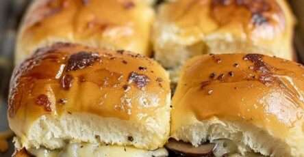 Plateau de mini-sliders végétariens au fromage et champignons, garnis de beurre et de parmesan