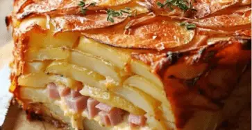 Gâteau de pommes de terre au jambon et mozzarella doré avec persil frais sur le dessus