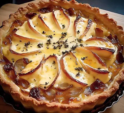 Tarte au camembert dorée et fondante, garnie d’herbes fraîches