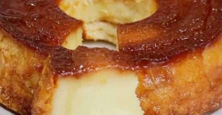 Gâteau au fromage caramélisé avec noix de coco, démoulé et prêt à servir
