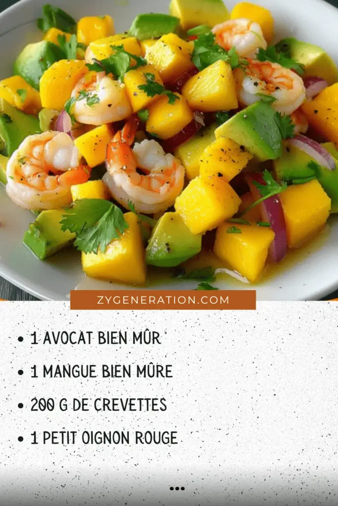 Salade colorée avec avocat en dés, mangue juteuse, crevettes roses et oignon rouge, garnie de coriandre fraîche