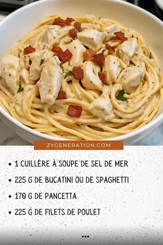 Assiette de carbonara au poulet avec pancetta croustillante et parmesan frais