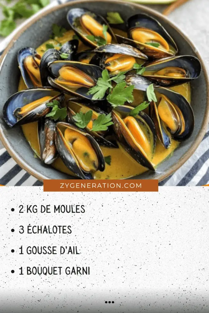 Mouclade charentaise servie dans un plat creux avec moules nappées de sauce crémeuse et pain de campagne