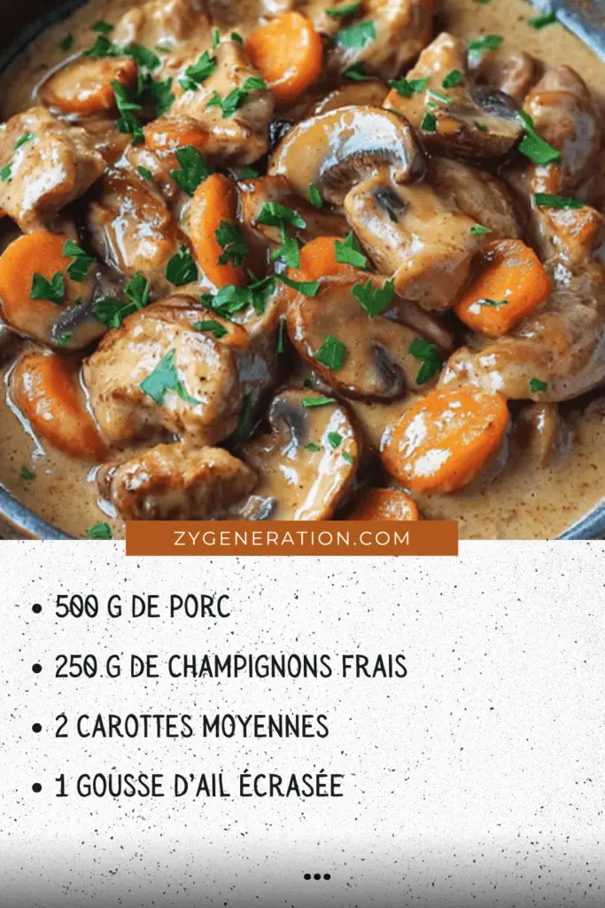 Une poêlée crémeuse de porc aux champignons et carottes, servie dans une assiette avec du riz pilaf et garnie de thym frais.