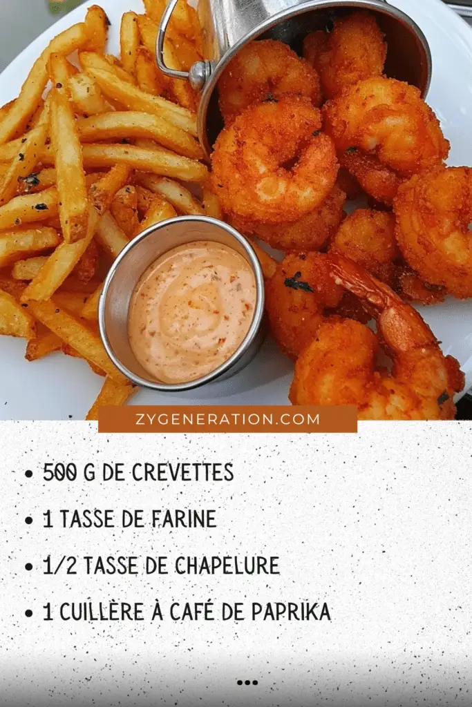 Crevettes frites dorées et croustillantes, servies avec une sauce épicée crémeuse et garnies de persil frais.