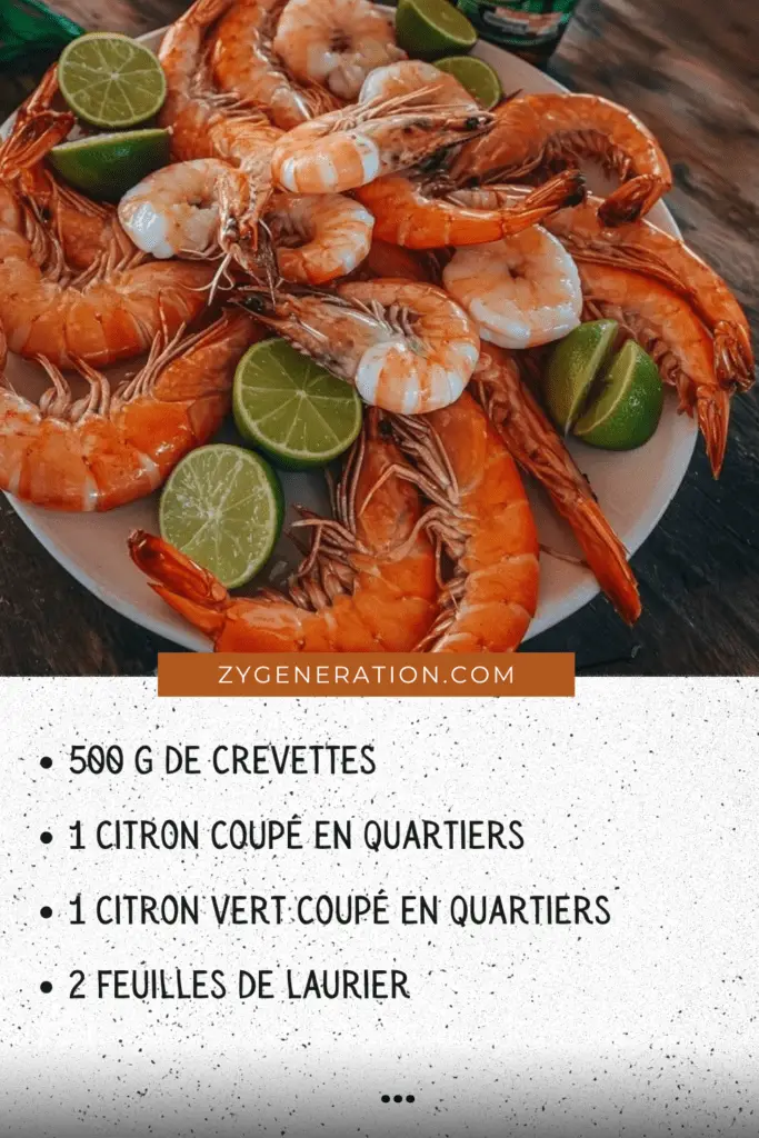 Crevettes bouillies, servies avec des quartiers de citron et de lime, garnies de persil frais.