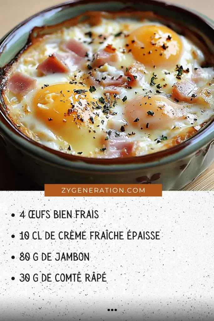 Œufs cocotte au jambon et comté fondant, servis dans des ramequins avec du pain grillé en accompagnement.