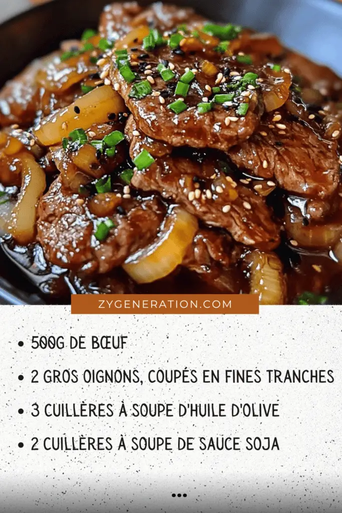 Assiette de bœuf sauté aux oignons avec des tranches de bœuf dorées, des oignons caramélisés et une garniture de persil frais, servie avec du riz blanc.